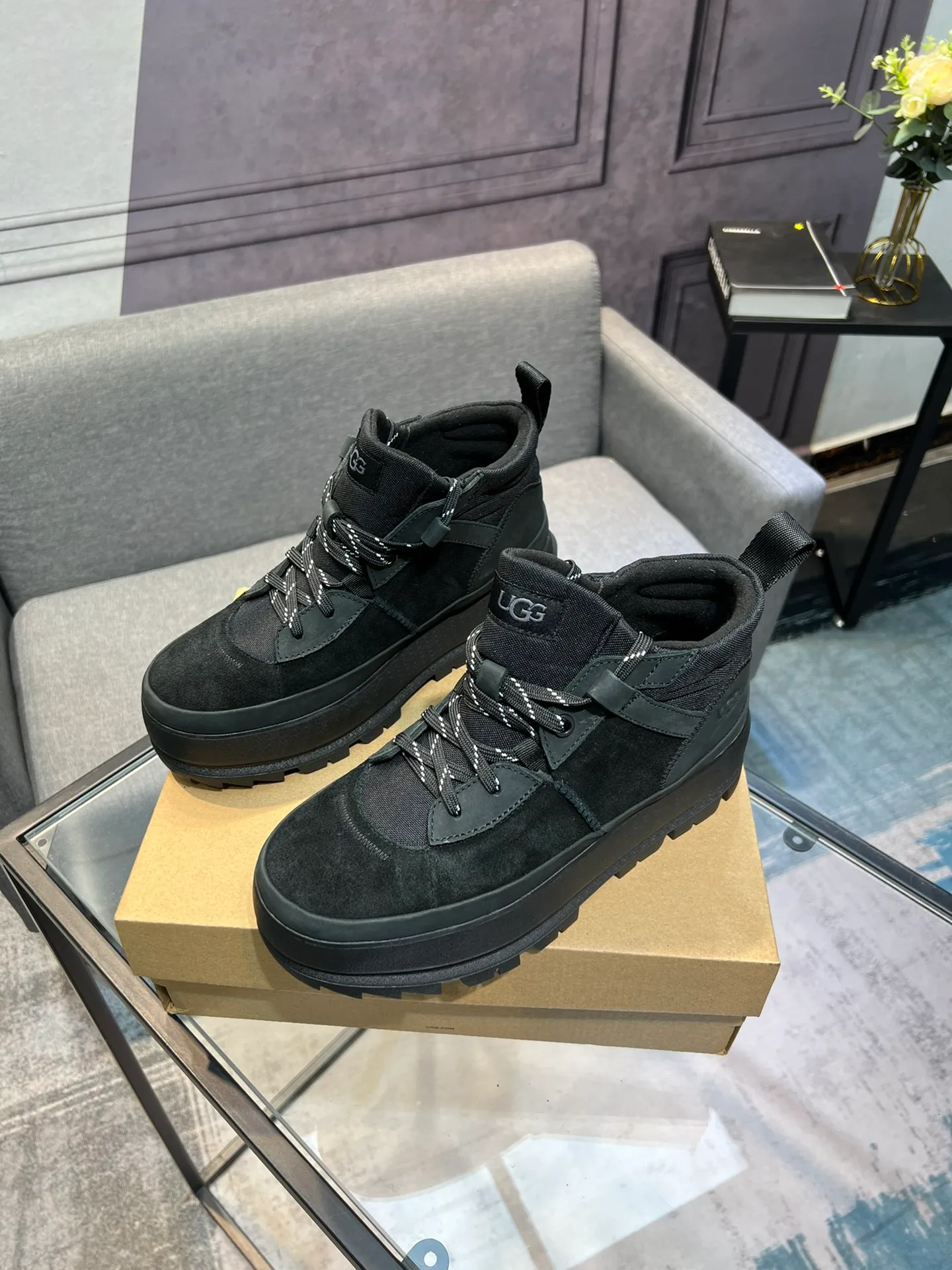 Men's shoes 💰620 (UGG) New 👉 Warm series for casual men, the simple and elegant shoe style sublimates the classics, the fabric is made of imported cowhide embossed ➕ warm real wool lining, and the special rubber outsole upgrades the wearing experience ✌️ Comfortable on the feet, very domineering! Code number:38-44